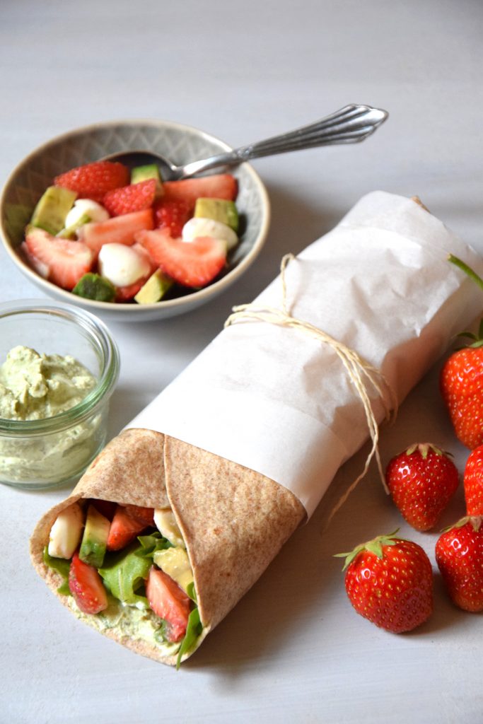 Wrap mit Basilikumcreme und Erdbeeren