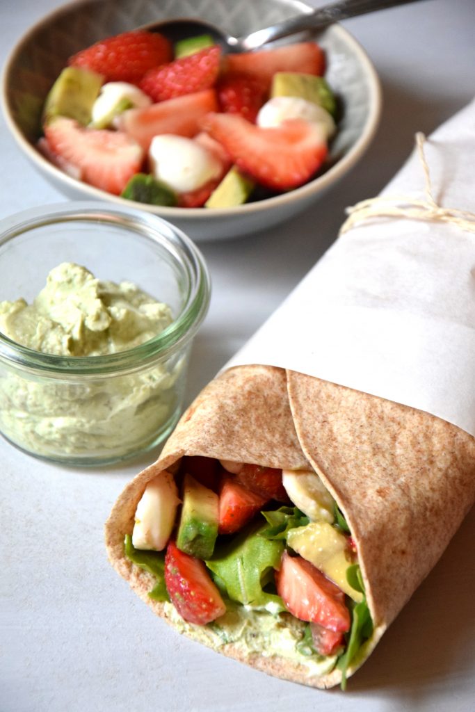 Wrap mit Basilikumcreme und Erdbeeren
