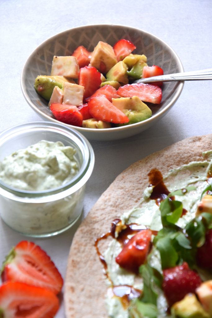 Wrap mit Basilikumcreme und Erdbeeren