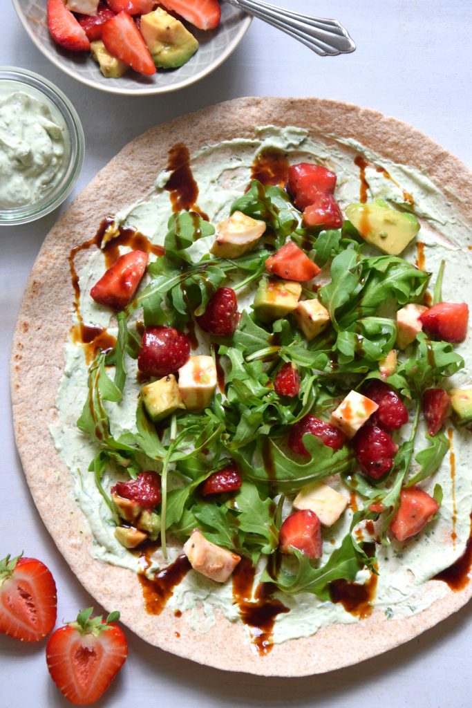 Wrap mit Basilikumcreme und Erdbeeren