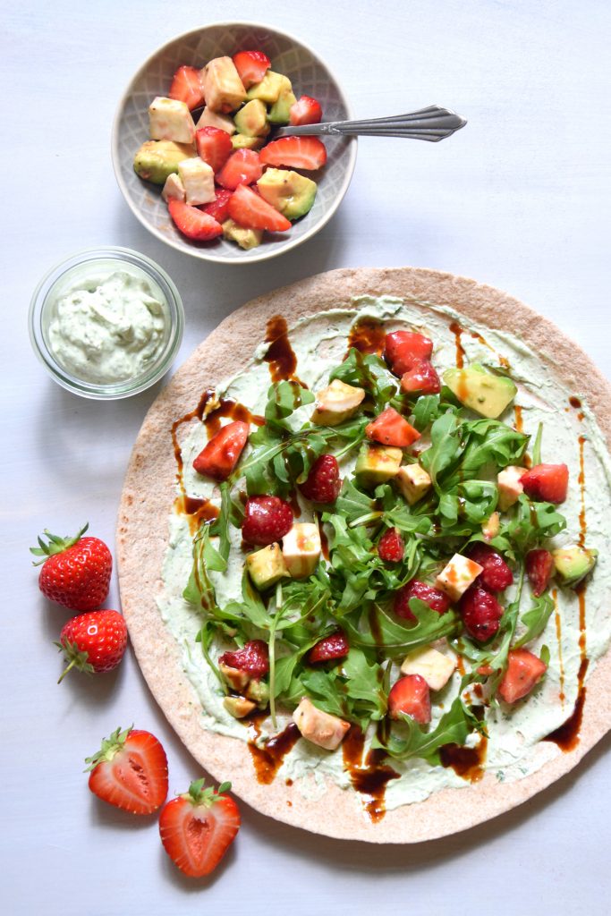 Wrap mit Basilikumcreme und Erdbeeren