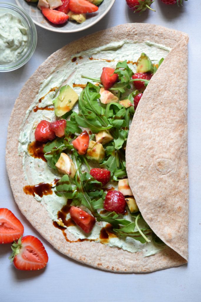 Wrap mit Basilikumcreme und Erdbeeren