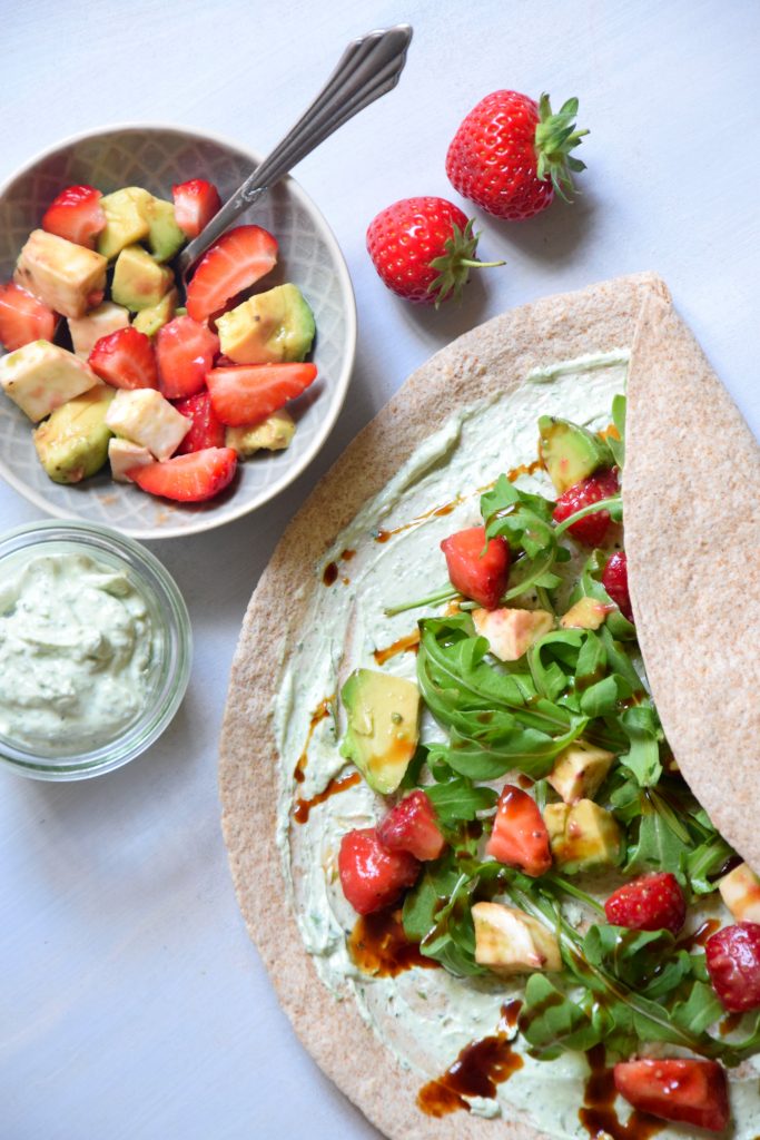 Wrap mit Basilikumcreme und Erdbeeren