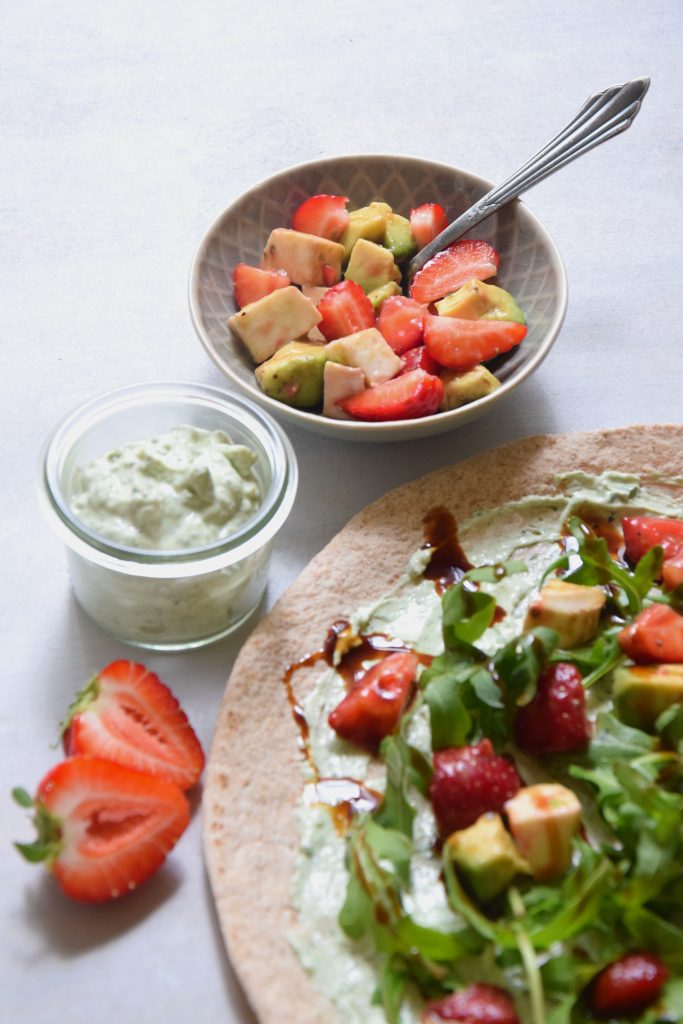 Wrap mit Basilikumcreme und Erdbeeren