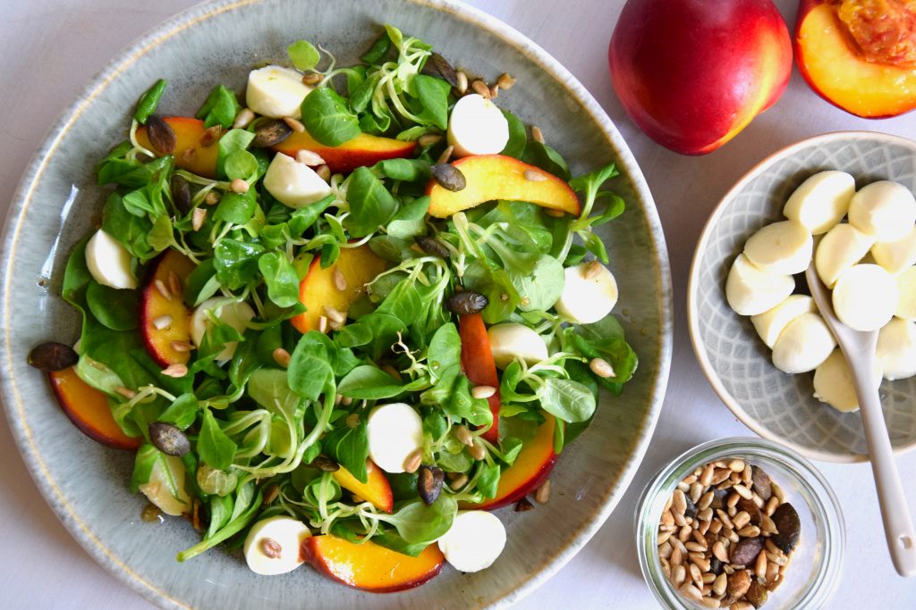 Sommersalat mit Nektarine und Mozzarella