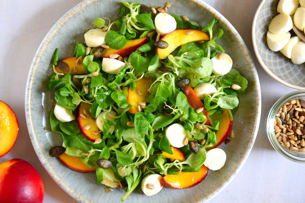 Sommersalat mit Nektarine und Mozzarella