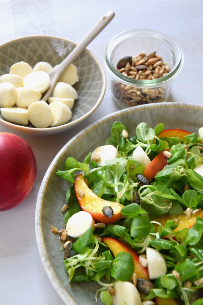 Sommersalat mit Nektarine und Mozzarella