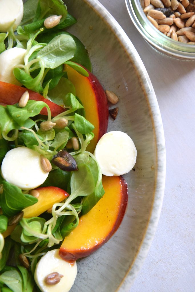 Sommersalat mit Nektarine und Mozzarella