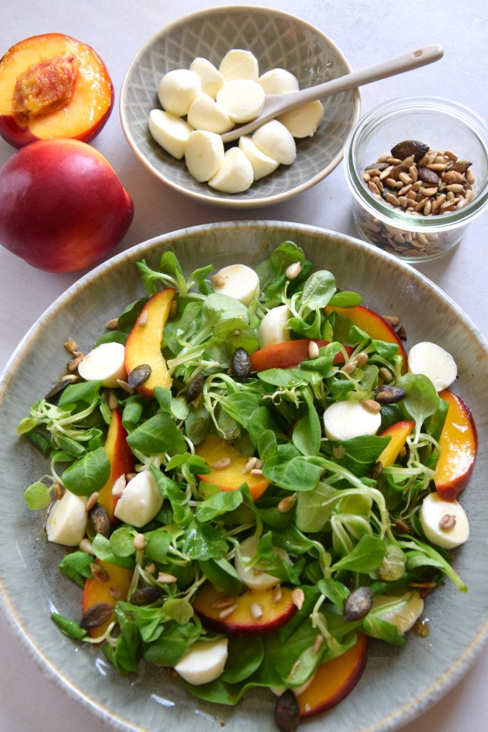 Sommersalat mit Nektarine und Mozzarella