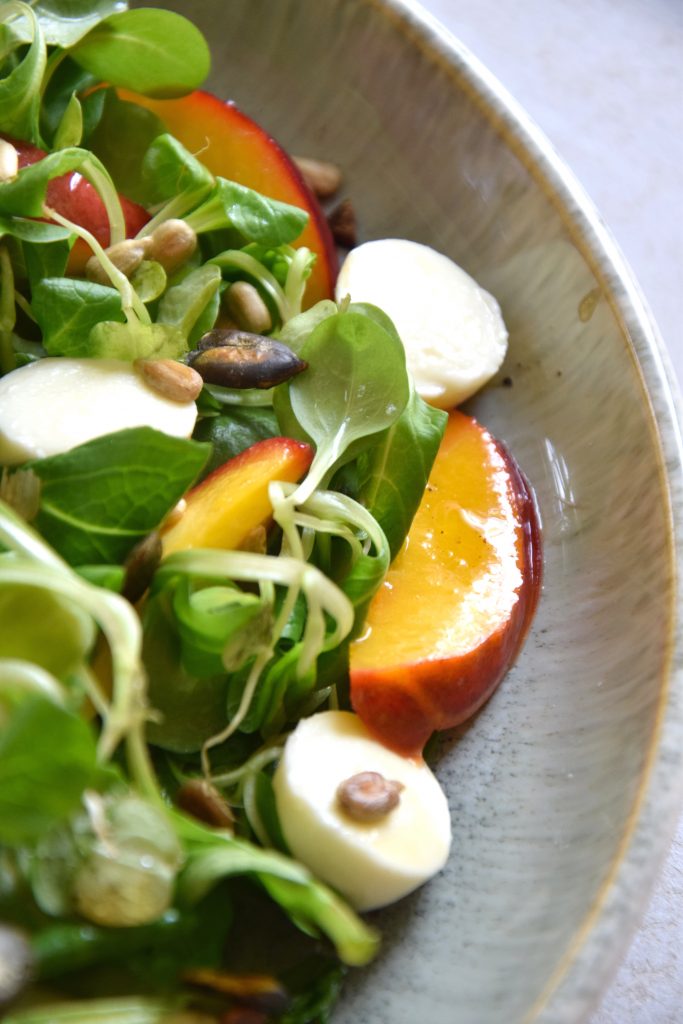Sommersalat mit Nektarine und Mozzarella
