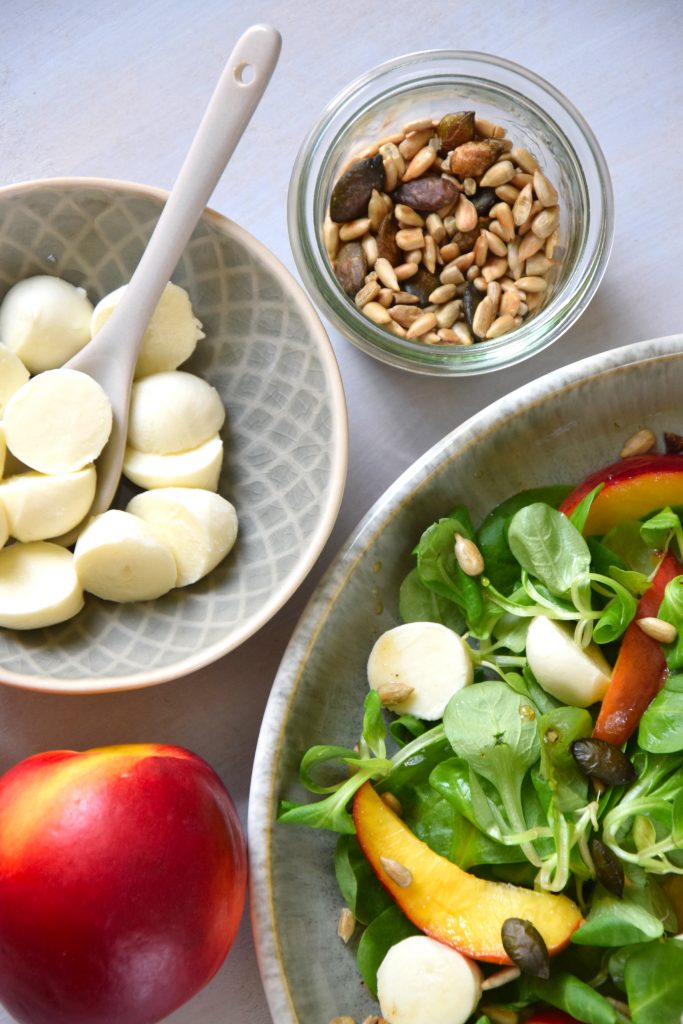 Sommersalat mit Nektarine und Mozzarella