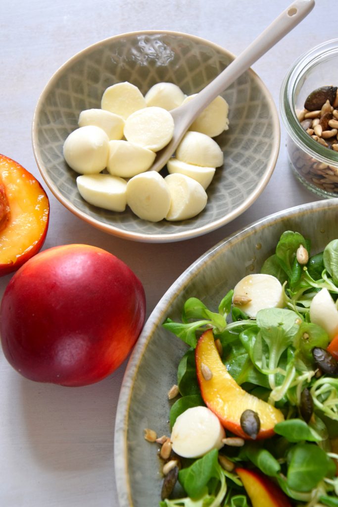 Sommersalat mit Nektarine und Mozzarella
