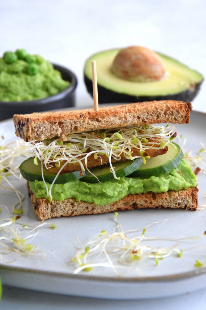 Sandwich mit Erbsen-Avocado-Hummus und mariniertem Tempeh