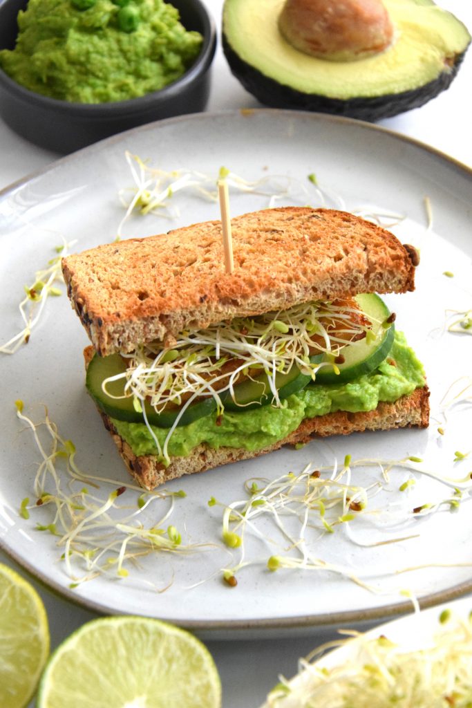 Sandwich mit Erbsen-Avocado-Hummus und mariniertem Tempeh