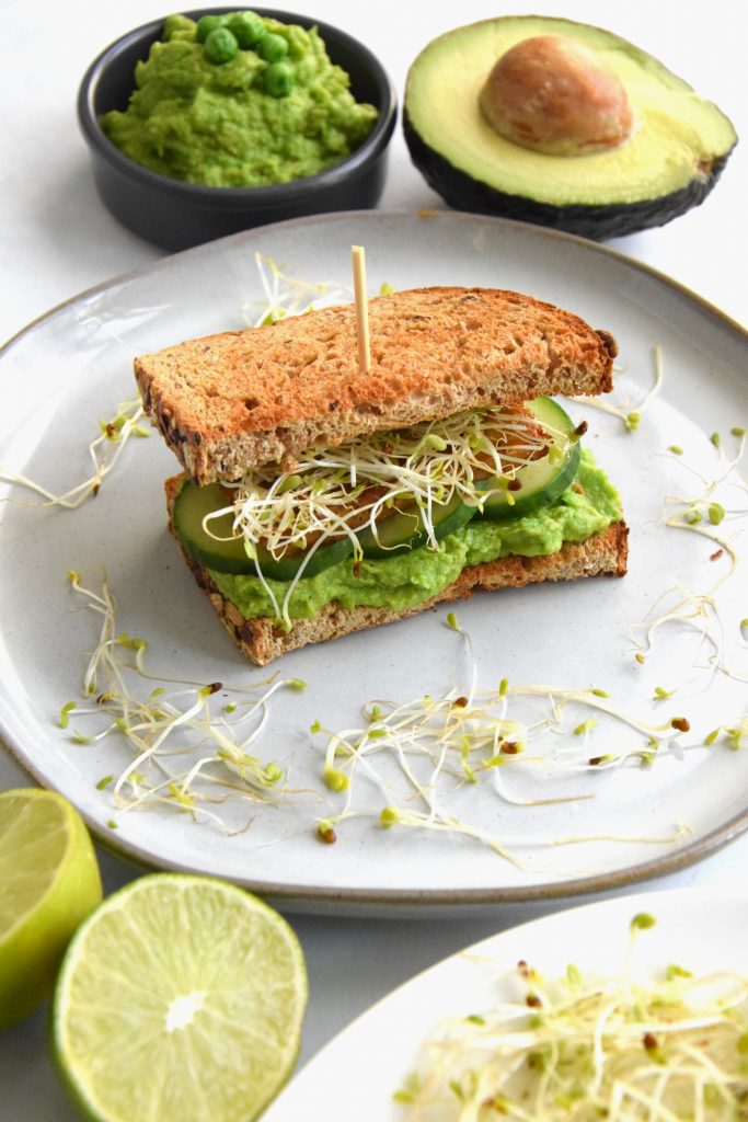 Sandwich mit Erbsen-Avocado-Hummus und mariniertem Tempeh