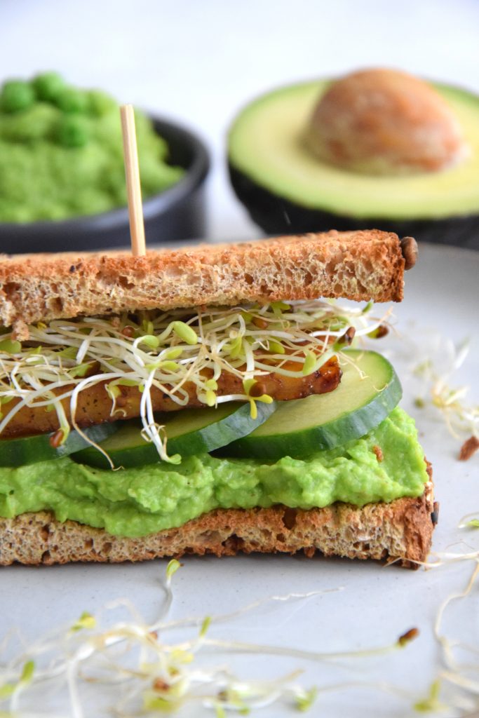 Sandwich mit Erbsen-Avocado-Hummus und mariniertem Tempeh